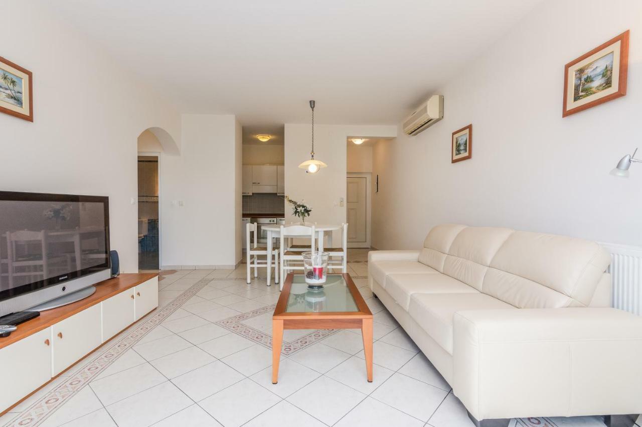 Apartment Iz *